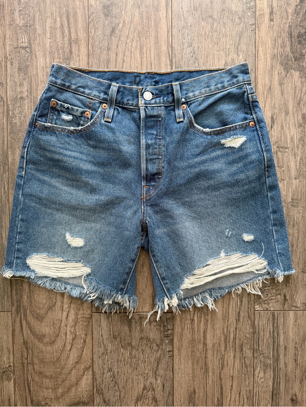 NWOT Levi’s 501 Mid Thigh Shorts